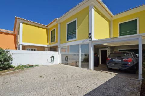 Moradia T4+2 com piscina na Urb. Lombas (São Domingos de Rana)