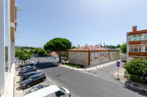T2 luminoso e pronto a habitar em Queluz de Baixo, Oeiras