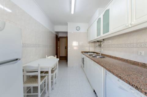 T2 luminoso e pronto a habitar em Queluz de Baixo, Oeiras
