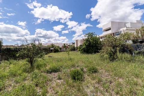 Terreno na Ajuda com 2000 m2, junto ao Polo Universitário da Ajuda