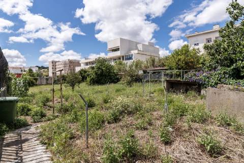 Terreno na Ajuda com 2000 m2, junto ao Polo Universitário da Ajuda