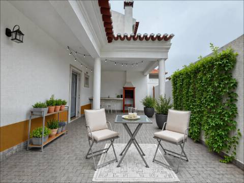 Moradia T3 com terraço e logradouro no centro da Ericeira