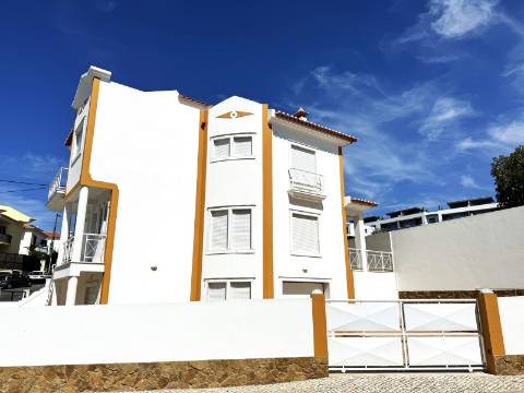 Moradia T3 com terraço e logradouro no centro da Ericeira