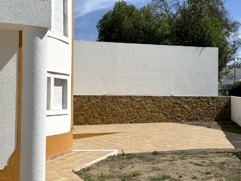 Moradia T3 com terraço e logradouro no centro da Ericeira