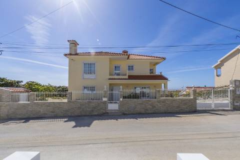 Moradia com vista mar e amplos espaços verdes na Ericeira.