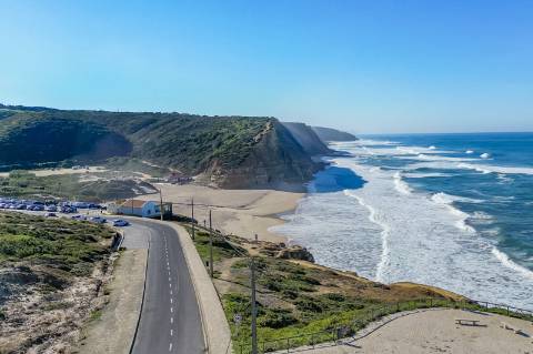 Moradia com vista mar e amplos espaços verdes na Ericeira.