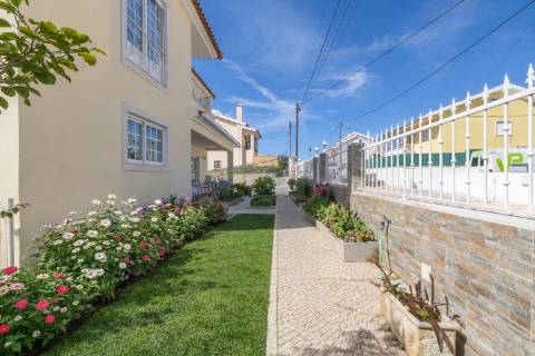 Moradia com vista mar e amplos espaços verdes na Ericeira.