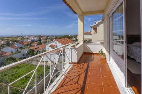 Moradia com vista mar e amplos espaços verdes na Ericeira.