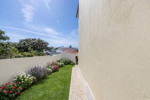 Moradia com vista mar e amplos espaços verdes na Ericeira.