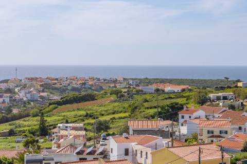 Moradia com vista mar e amplos espaços verdes na Ericeira.