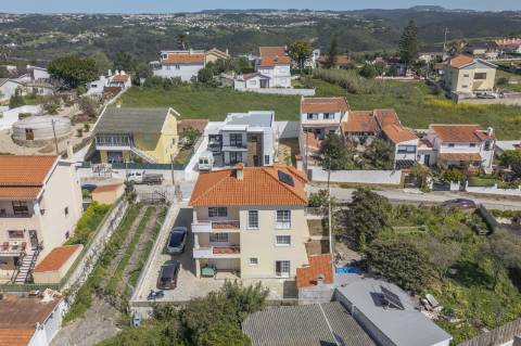 Moradia com vista mar e amplos espaços verdes na Ericeira.