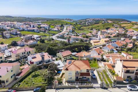 Moradia com vista mar e amplos espaços verdes na Ericeira.