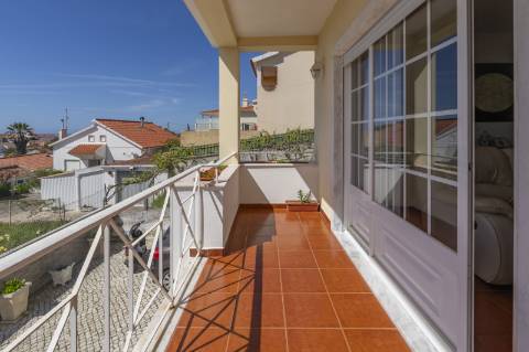 Moradia com vista mar e amplos espaços verdes na Ericeira.