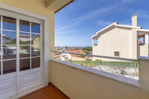 Moradia com vista mar e amplos espaços verdes na Ericeira.