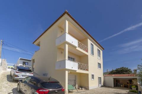 Moradia com vista mar e amplos espaços verdes na Ericeira.