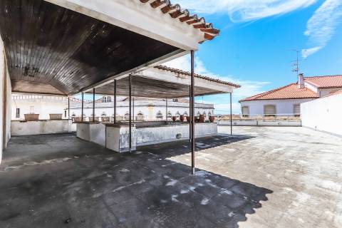 Solar situado no centro de Figueiró dos vinhos, na Praça do Município.