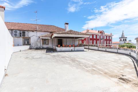 Solar situado no centro de Figueiró dos vinhos, na Praça do Município.