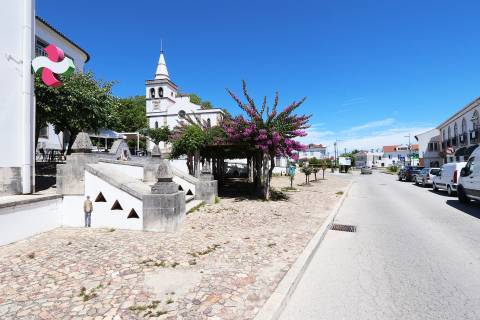 Solar situado no centro de Figueiró dos vinhos, na Praça do Município.