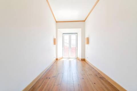 T2 Duplex com Vista Deslumbrante sobre o Tejo Entre Alfama e Graça