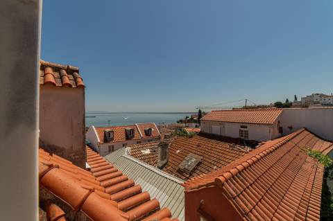 T2 Duplex com Vista Deslumbrante sobre o Tejo Entre Alfama e Graça