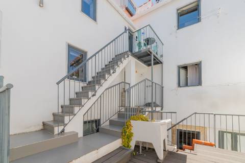 T2 Duplex com Vista Deslumbrante sobre o Tejo Entre Alfama e Graça