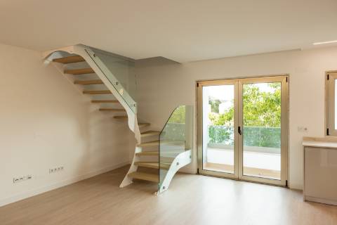 Apartamento Duplex T3 + 2 em Santo António da Caparica
