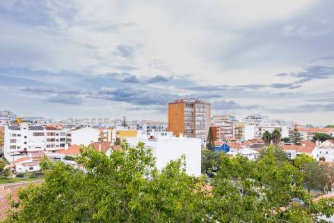 Apartamento Duplex T3 + 2 em Santo António da Caparica