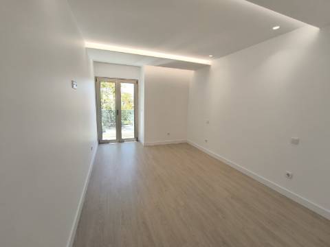 Apartamento Duplex T3 + 2 em Santo António da Caparica