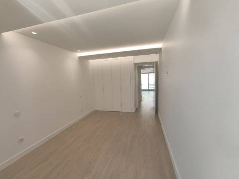 Apartamento Duplex T3 + 2 em Santo António da Caparica