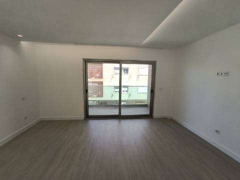 Apartamento Duplex T3 + 2 em Santo António da Caparica