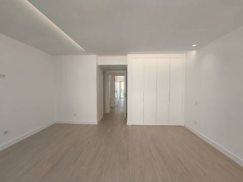 Apartamento Duplex T3 + 2 em Santo António da Caparica