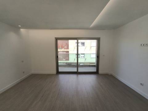 Apartamento Duplex T3 + 2 em Santo António da Caparica