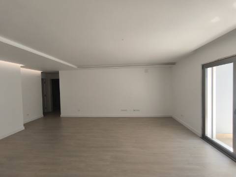 Apartamento Duplex T3 + 2 em Santo António da Caparica
