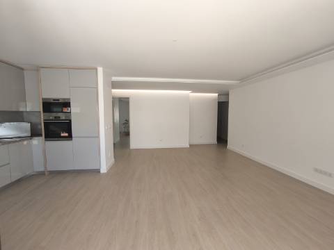 Apartamento Duplex T3 + 2 em Santo António da Caparica