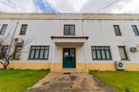 Armazém para Venda em Almeirim, nave ampla com 7 m de pé direito