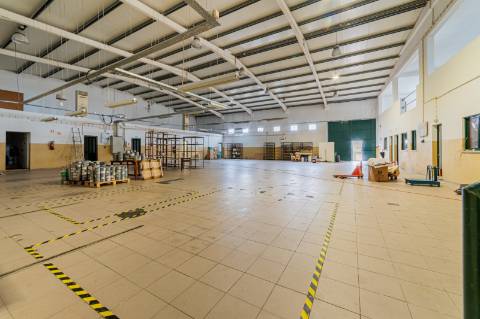 Armazém para Venda em Almeirim, nave ampla com 7 m de pé direito