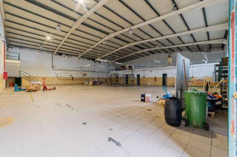 Armazém para Venda em Almeirim, nave ampla com 7 m de pé direito