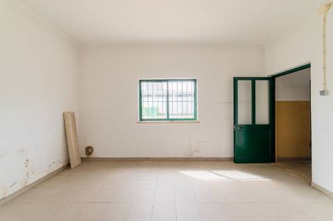 Armazém para Venda em Almeirim, nave ampla com 7 m de pé direito