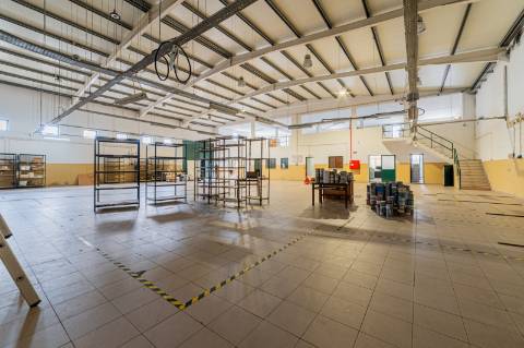 Armazém para Venda em Almeirim, nave ampla com 7 m de pé direito