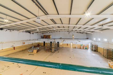 Armazém para Venda em Almeirim, nave ampla com 7 m de pé direito
