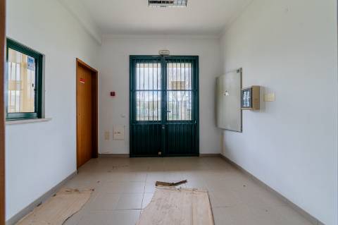 Armazém para Venda em Almeirim, nave ampla com 7 m de pé direito
