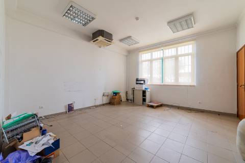 Armazém para Venda em Almeirim, nave ampla com 7 m de pé direito