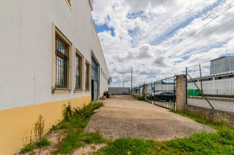 Armazém para Venda em Almeirim, nave ampla com 7 m de pé direito