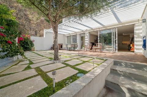 Apartamento com Jardim Privado de 38 m² e Acesso Direto, em Condomínio Exclusivo em Sesimbra