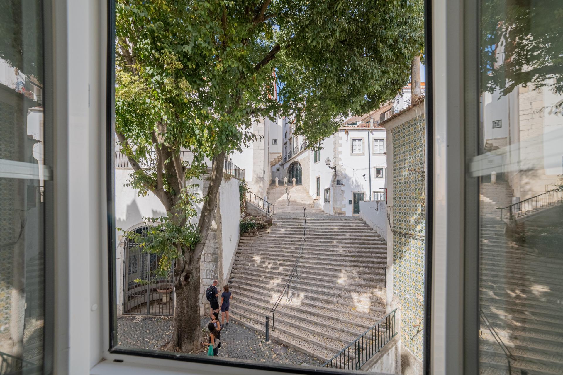 ALFAMA | T2 COM VISTA DESAFOGADA SOBRE O TEJO, TRÊS FRENTES