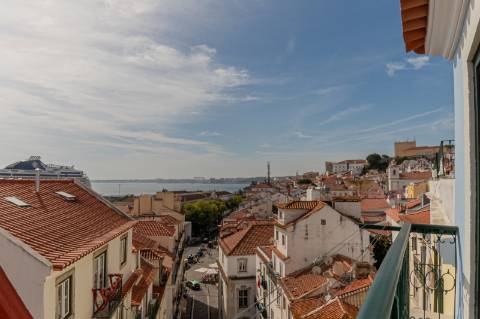 ALFAMA | T2 COM VISTA DESAFOGADA SOBRE O TEJO, TRÊS FRENTES