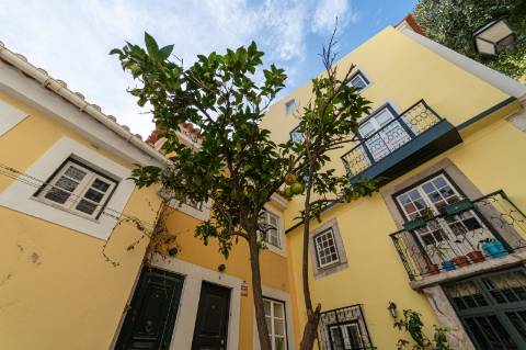 ALFAMA | T2 COM VISTA DESAFOGADA SOBRE O TEJO, TRÊS FRENTES
