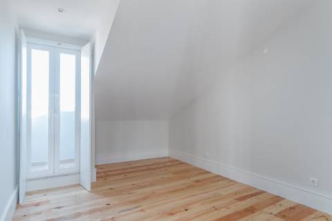 Duplex T4 Luminoso com Vista de rio na Graça, Lisboa