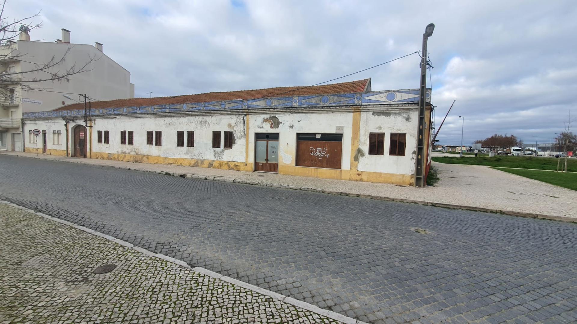 Terreno urbano com 2.432 m² no Centro do Montijo