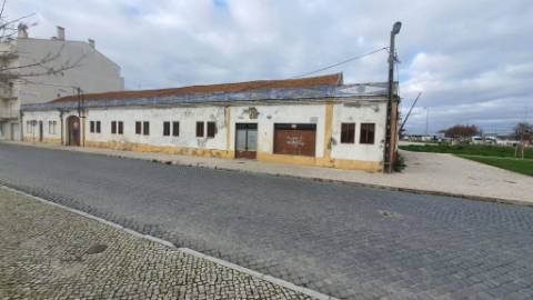 Terreno urbano com 2.432 m² no Centro do Montijo